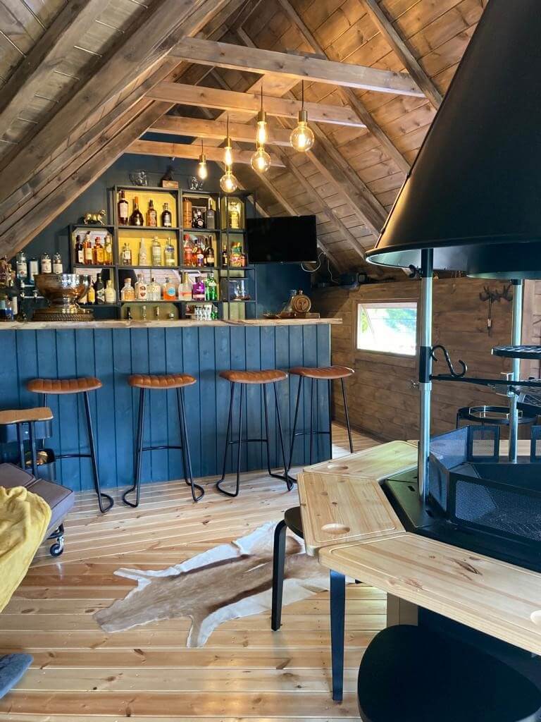 BBQ lodge with large bar area
